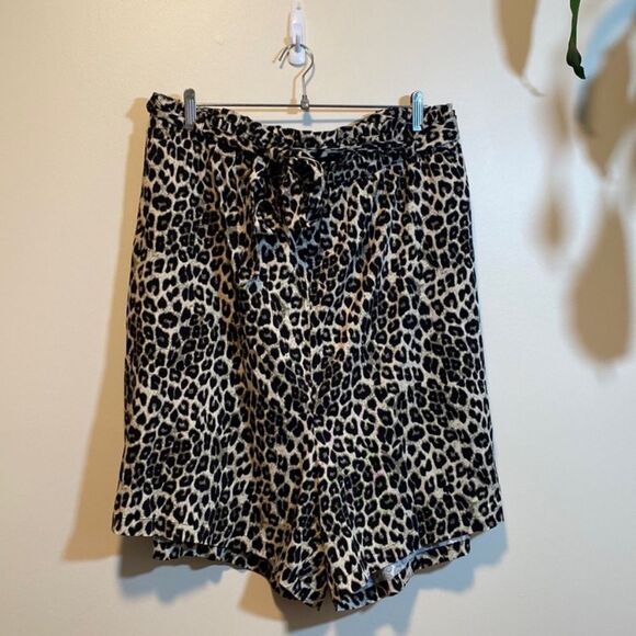 Torrid Paperbag Stretch Challis Animal Print Tie Waist Pull On Date Nite Shorts - Picture 7 of 13